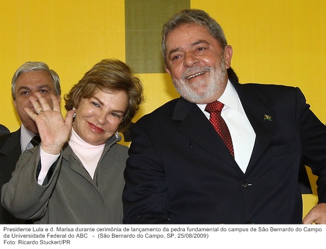 Presidente Lula e d. Marisa durante cerimônia de lançamento da pedra fundamental do campus de São Bernardo do Campo da Universidade Federal do ABC.jpg