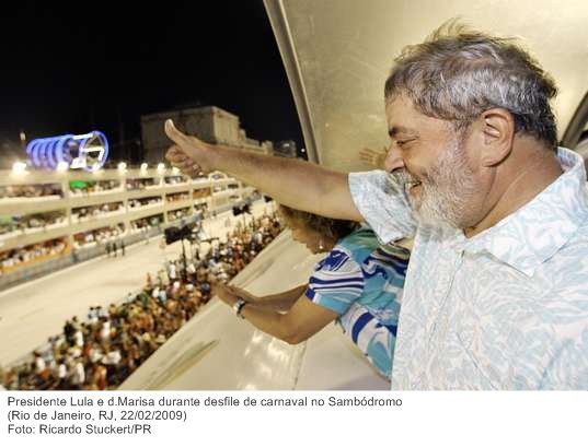 Presidente Lula e d.Marisa durante desfile de carnaval no Sambódromo.jpg