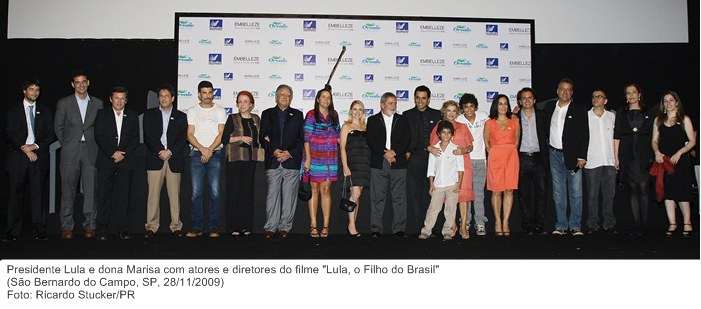 Presidente Lula e dona Marisa com atores e diretores do filme Lula, o Filho do Brasil.jpg