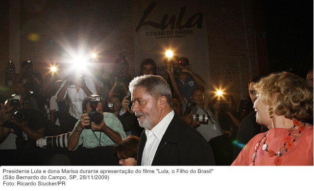Presidente Lula e dona Marisa durante apresentação do filme Lula, o Filho do Brasil.jpg