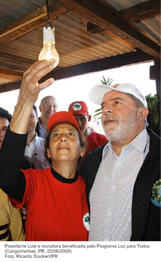 Presidente Lula e moradora beneficiada pelo Programa Luz para Todos.jpg