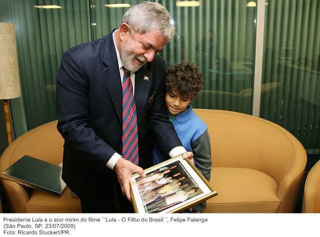 Presidente Lula e o ator mirim do filme ´´Lula - O Filho do Brasil´´, Felipe Falanga.jpg