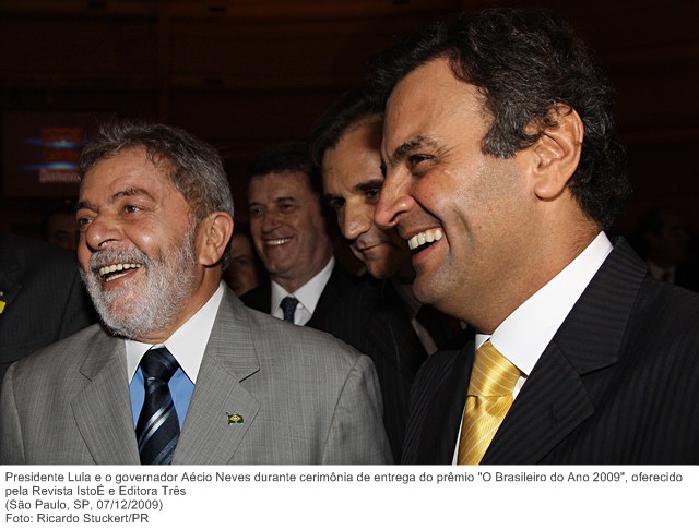 Presidente Lula e o governador Aécio Neves durante cerimônia de entrega do prêmio O Brasileiro do Ano 2009, oferecido pela Revista IstoÉ e Editora Três.jpg
