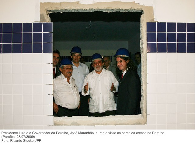 Presidente Lula e o Governador da Paraíba, José Maranhão, durante visita às obras da creche na Paraíba (3).jpg
