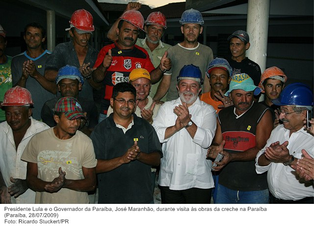 Presidente Lula e o Governador da Paraíba, José Maranhão, durante visita às obras da creche na Paraíba.jpg