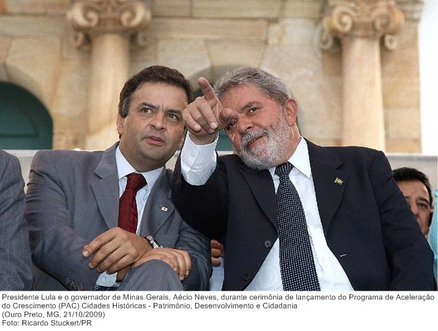 Presidente Lula e o governador de Minas Gerais, Aécio Neves, durante cerimônia de lançamento do Programa de Aceleração do Crescimento (PAC) Cidades Históricas.jpg