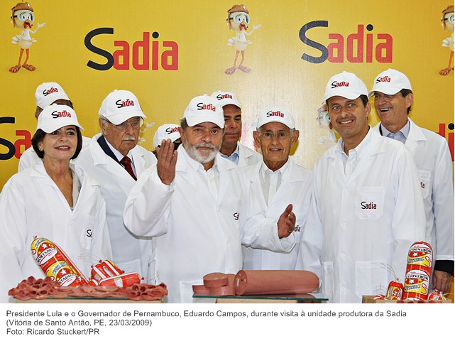 Presidente Lula e o Governador de Pernambuco, Eduardo Campos, durante visita à unidade produtora da Sadia (2).jpg