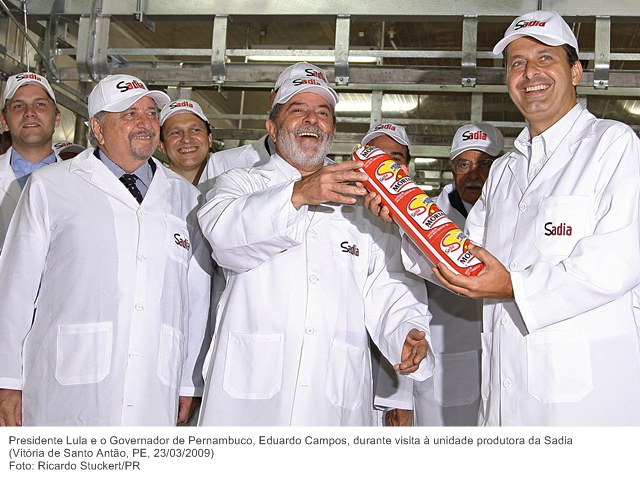 Presidente Lula e o Governador de Pernambuco, Eduardo Campos, durante visita à unidade produtora da Sadia.jpg