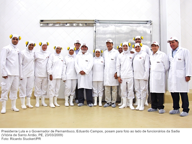 Presidente Lula e o Governador de Pernambuco, Eduardo Campos, posam para foto ao lado de funcionários da Sadia.jpg
