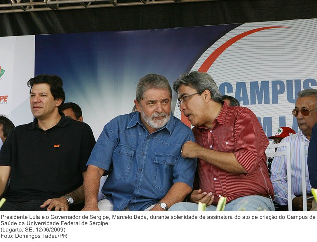 Presidente Lula e o Governador de Sergipe, Marcelo Déda, durante solenidade de assinatura do ato de criação do Campus de Saúde da Universidade Federal de Sergipe.jpg