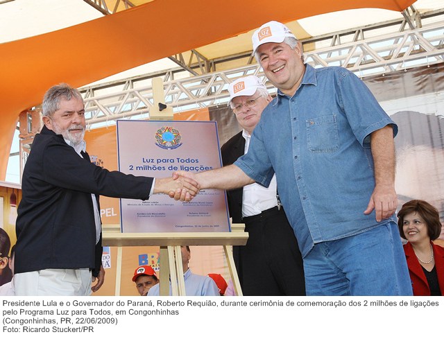 Presidente Lula e o Governador do Paraná, Roberto Requião, durante cerimônia de comemoração dos 2 milhões de ligações pelo Programa Luz para Todos, em Congonhinhas.jpg