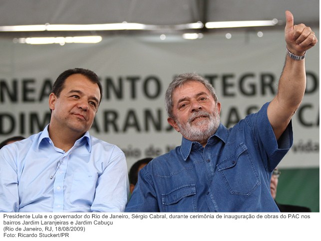 Presidente Lula e o governador do Rio de Janeiro, Sérgio Cabral, durante cerimônia de inauguração de obras do PAC nos bairros Jardim Laranjeiras e Jardim Cabuçu.jpg