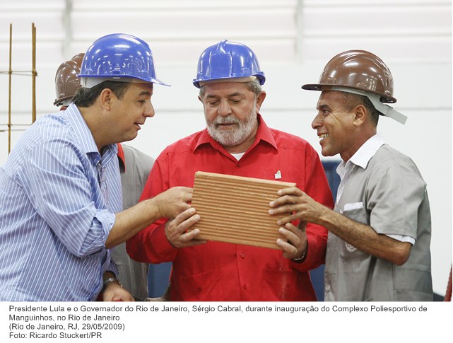 Presidente Lula e o Governador do Rio de Janeiro, Sérgio Cabral, durante inauguração do Complexo Poliesportivo de Manguinhos, no Rio de Janeiro.jpg