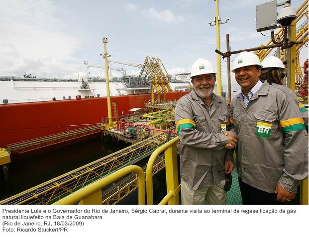 Presidente Lula e o Governador do Rio de Janeiro, Sérgio Cabral, durante visita ao terminal de regaseificação de gás natural liquefeito na Baía de Guanabara (2).jpg