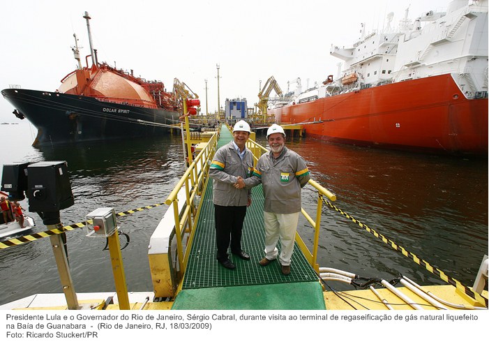 Presidente Lula e o Governador do Rio de Janeiro, Sérgio Cabral, durante visita ao terminal de regaseificação de gás natural liquefeito na Baía de Guanabara.jpg
