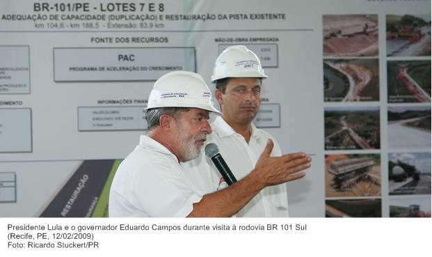 Presidente Lula e o governador Eduardo Campos durante visita à rodovia BR 101 Sul.jpg