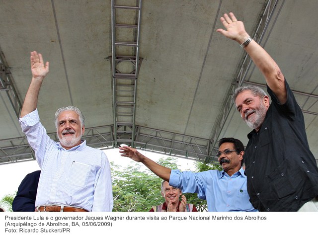 Presidente Lula e o governador Jaques Wagner durante visita ao Parque Nacional Marinho dos Abrolhos.jpg