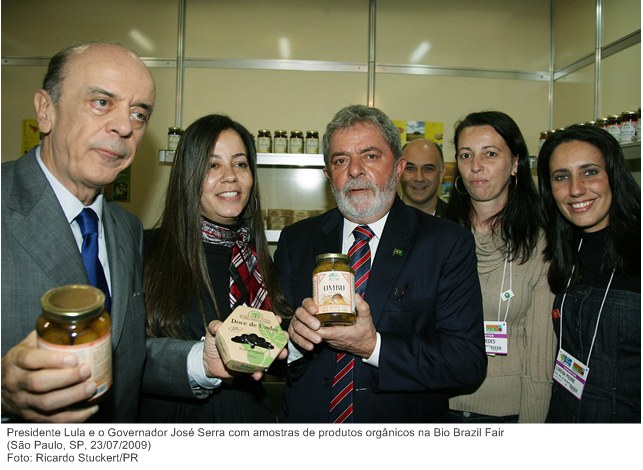 Presidente Lula e o Governador José Serra com amostras de produtos orgânicos na Bio Brazil Fair.jpg