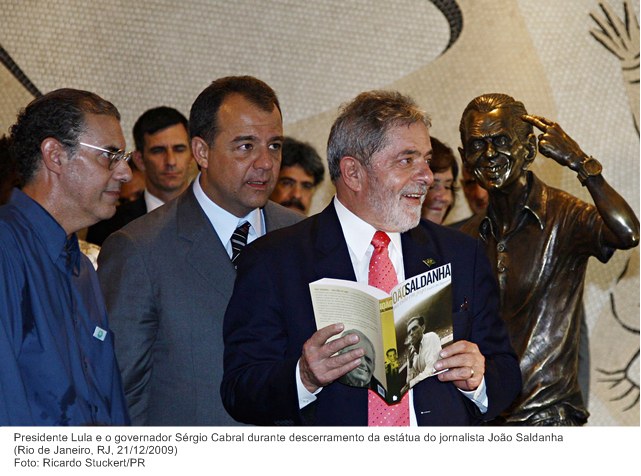 Presidente Lula e o governador Sérgio Cabral durante descerramento da estátua do jornalista João Saldanha.jpg