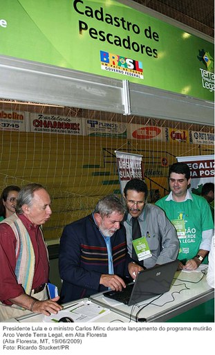 Presidente Lula e o ministro Carlos Minc durante lançamento do programa mutirão Arco Verde Terra Legal, em Alta Floresta.jpg