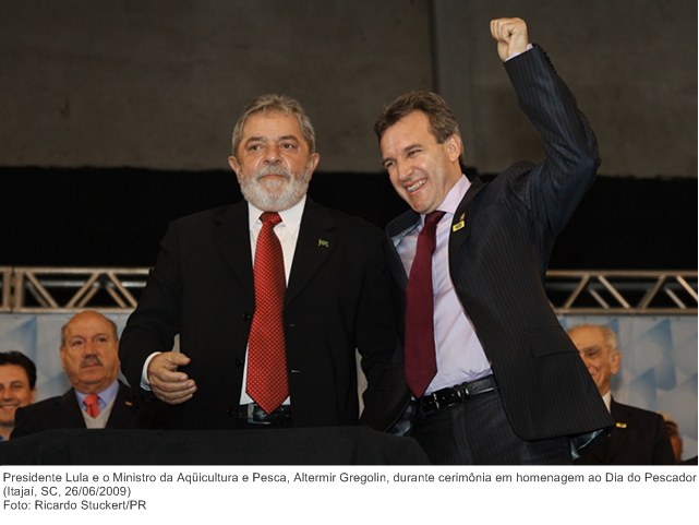 Presidente Lula e o Ministro da Aqüicultura e Pesca, Altermir Gregolin, durante cerimônia em homenagem ao Dia do Pescador.jpg