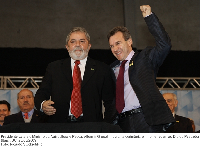 Presidente Lula e o Ministro da Aqüicultura e Pesca, Altermir Gregolin, durante cerimônia em homenagem ao Dia do Pescador.jpg