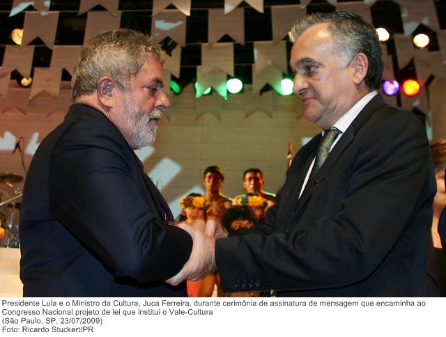 Presidente Lula e o Ministro da Cultura, Juca Ferreira, durante cerimônia de assinatura de mensagem que encaminha ao Congresso Nacional projeto de lei que institui o Vale-Cultura.jpg