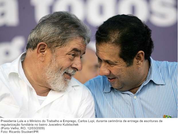 Presidente Lula e o Ministro do Trabalho e Emprego, Carlos Lupi, durante cerimônia de entrega de escrituras de regularização fundiária no bairro Juscelino Kubitschek (2).jpg