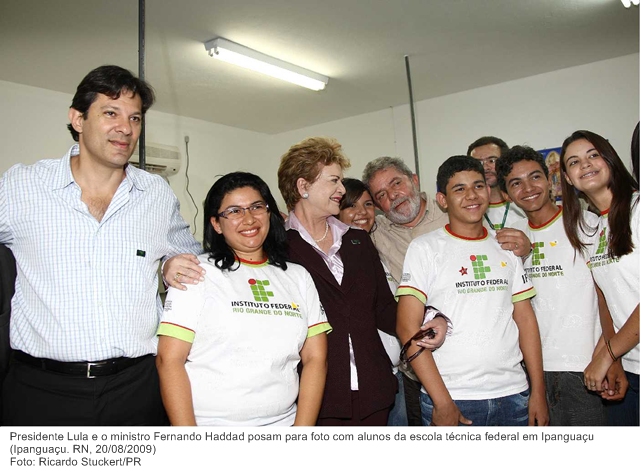 Presidente Lula e o ministro Fernando Haddad posam para foto com alunos da escola técnica federal em Ipanguaçu.jpg