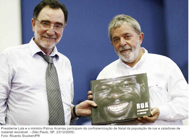 Presidente Lula e o ministro Patrus Ananias participam da confraternização de Natal da população de rua e catadores de material reciclável.jpg
