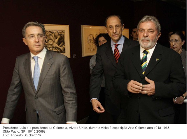 Presidente Lula e o presidente da Colômbia, Álvaro Uribe, durante visita à exposição Arte Colombiana 1948-1965 (2).jpg