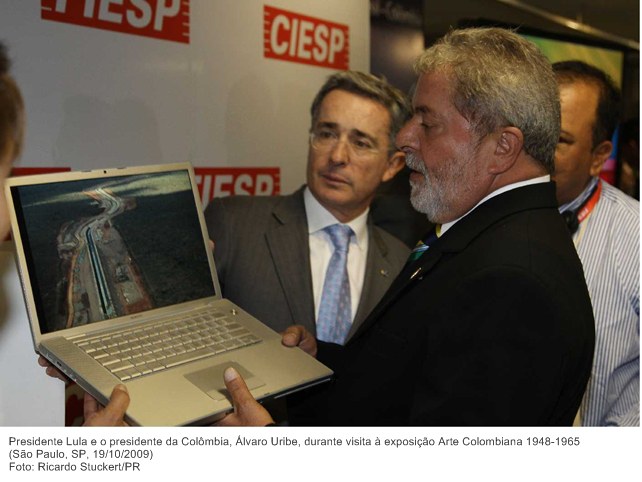 Presidente Lula e o presidente da Colômbia, Álvaro Uribe, durante visita à exposição Arte Colombiana 1948-1965.jpg