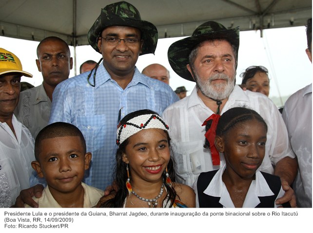 Presidente Lula e o presidente da Guiana, Bharrat Jagdeo, durante inauguração da ponte binacional sobre o Rio Itacutú.jpg