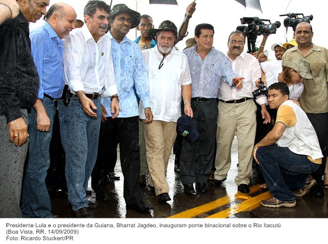 Presidente Lula e o presidente da Guiana, Bharrat Jagdeo, inauguram ponte binacional sobre o Rio Itacutú.jpg