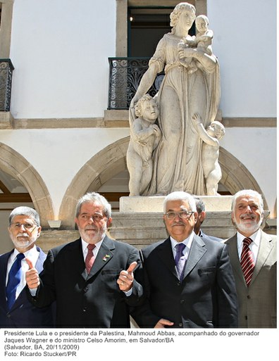 Presidente Lula e o presidente da Palestina, Mahmoud Abbas, acompanhado do governador Jaques Wagner e do ministro Celso Amorim, em Salvador-BA.jpg
