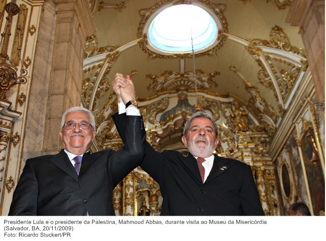 Presidente Lula e o presidente da Palestina, Mahmoud Abbas, durante visita ao Museu da Misericórdia.jpg