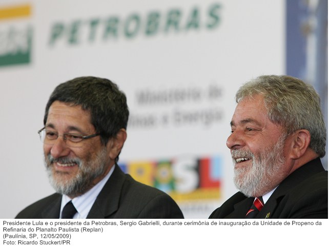 Presidente Lula e o presidente da Petrobras, Sergio Gabrielli, durante cerimônia de inauguração da Unidade de Propeno da Refinaria do Planalto Paulista (Replan).jpg