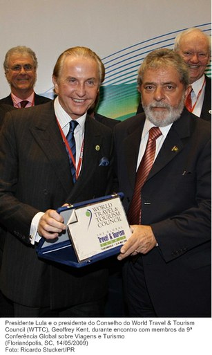 Presidente Lula e o presidente do Conselho do World Travel & Tourism Council (WTTC), Geoffrey Kent, durante encontro com membros da 9ª Conferência Global sobre Viagens e Turismo.jpg