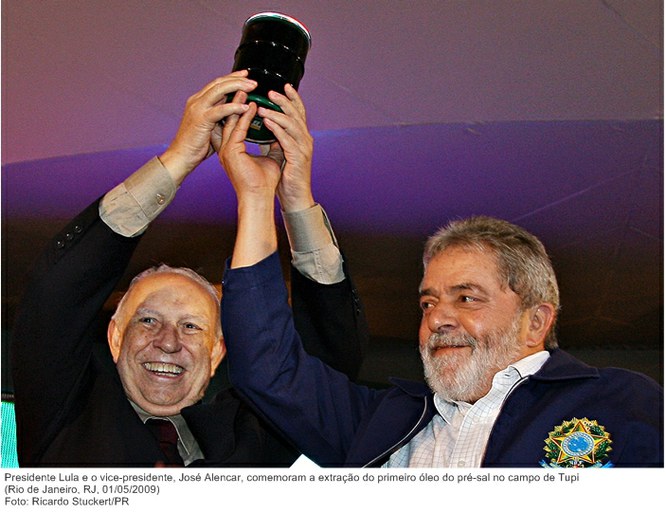 Presidente Lula e o vice-presidente, José Alencar, comemoram a extração do primeiro óleo do pré-sal no campo de Tupi.jpg