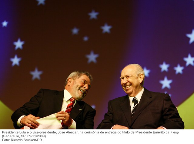 Presidente Lula e o vice-presidente, José Alencar, na cerimônia de entrega do título de Presidente Emérito da Fiesp.jpg