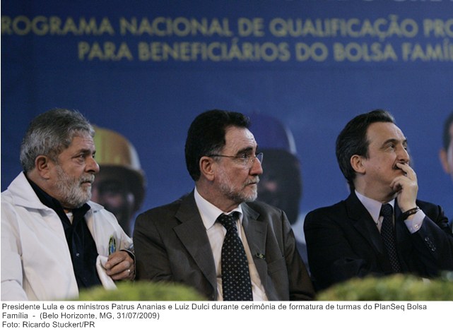 Presidente Lula e os ministros Patrus Ananias e Luiz Dulci durante cerimônia de formatura de turmas do PlanSeq Bolsa Família.jpg