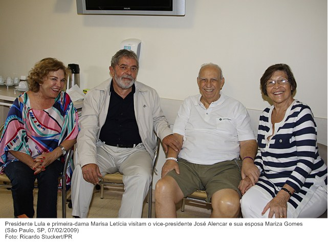 Presidente Lula e primeira-dama Marisa Letícia visitam o vice-presidente José Alencar e sua esposa Mariza Gomes.jpg