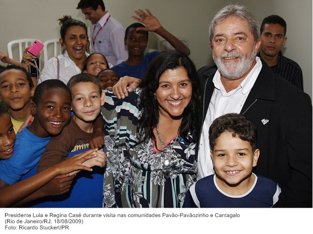 Presidente Lula e Regina Casé durante visita nas comunidades Pavão-Pavãozinho e Cantagalo.jpg