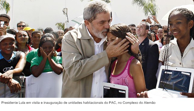 Presidente Lula em visita e inauguração de unidades habitacionais do PAC, no Complexo do Alemão.jpg