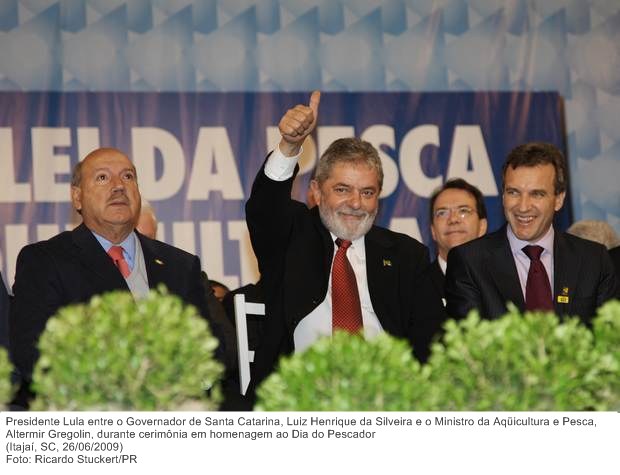 Presidente Lula entre o Governador de Santa Catarina, Luiz Henrique da Silveira e o Ministro da Aqüicultura e Pesca, Altermir Gregolin, durante cerimônia em homenagem ao Dia do Pescador.jpg