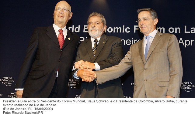 Presidente Lula entre o Presidente do Fórum Mundial, Klaus Schwab, e o Presidente da Colômbia, Álvaro Uribe, durante evento realizado no Rio de Janeiro.jpg