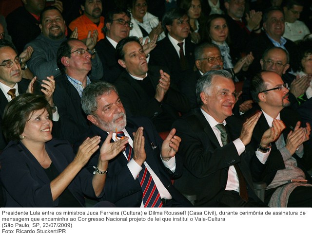 Presidente Lula entre os ministros Juca Ferreira e Dilma Rousseff , durante cerimônia de assinatura de mens. que encaminha ao Cong. Nacional proj. de lei que institui o Vale-Cultura.jpg