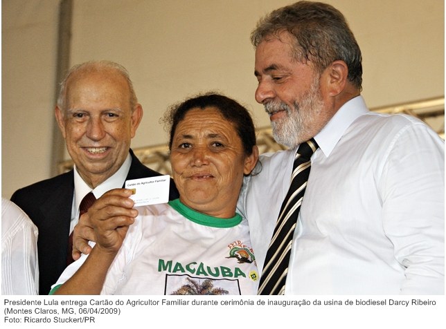 Presidente Lula entrega Cartão do Agricultor Familiar durante cerimônia de inauguração da usina de biodiesel Darcy Ribeiro.jpg