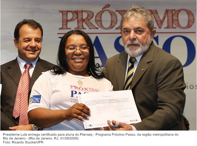 Presidente Lula entrega certificado para aluna do Planseq - Programa Próximo Passo, da região metropolitana do Rio de Janeiro.jpg