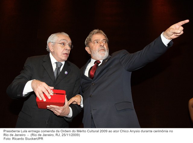 Presidente Lula entrega comenda da Ordem do Mérito Cultural 2009 ao ator Chico Anysio durante cerimônia no Rio de Janeiro (2).jpg